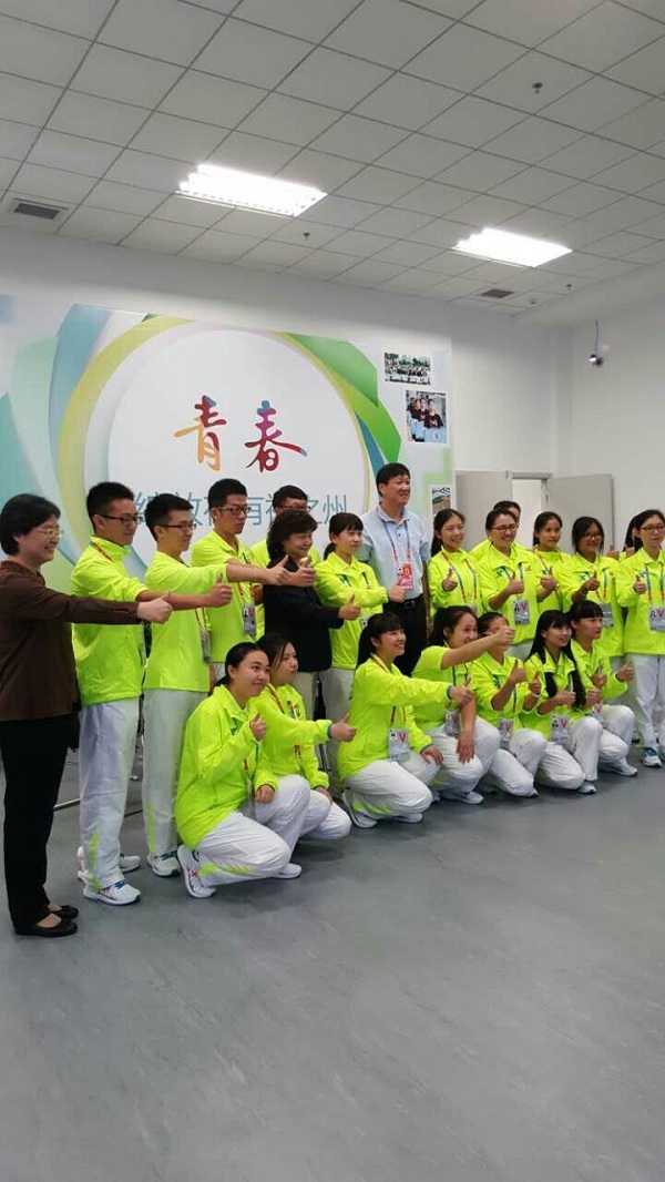 主新闻中心国家体育总局局长助理高志丹与小青果.jpg